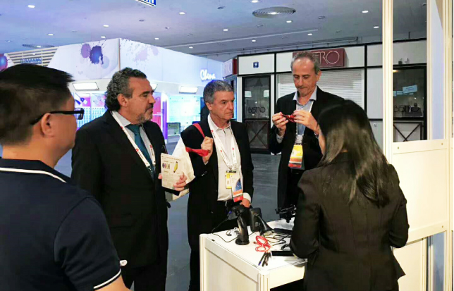 Bruno from Italy purchases HST square Bluetooth anti-lost products through the exhibition