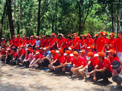 HST organized all employees to travel to West Chong Beach for two days.