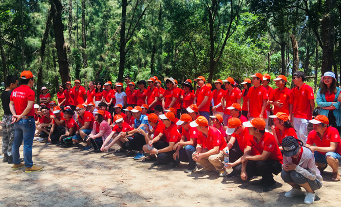 HST organized all employees to travel to West Chong Beach for two days.