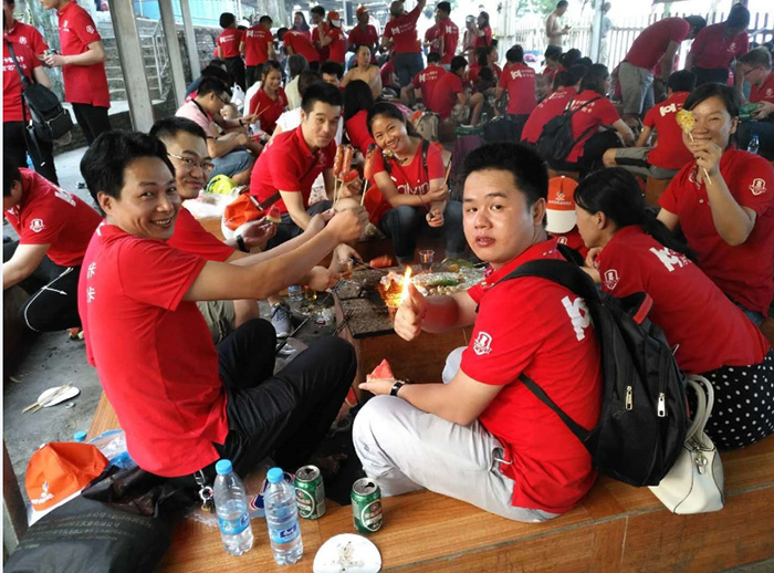 HST organized all employees to travel to West Chong Beach for two days.